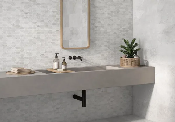 Baño con azulejos efecto piedra en tonos neutros, colección Solange de Colorker