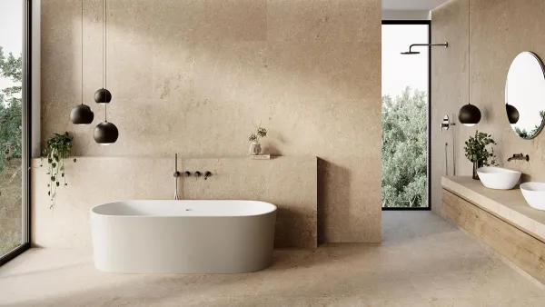 Baño con azulejos efecto piedra en tonos cálidos, colección Solaris de Colorker