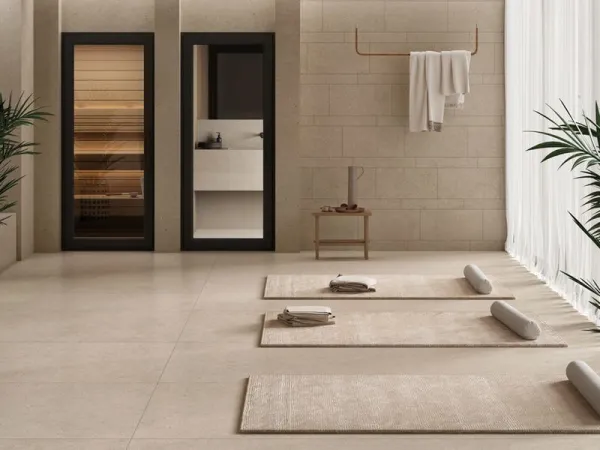Baño con azulejos efecto piedra en tonos cálidos, colección Somport de Durstone