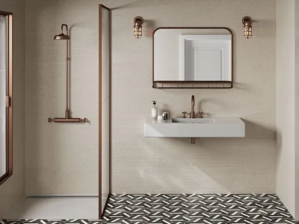 Baño con azulejos efecto piedra en tonos cálidos, colección Somport de Durstone