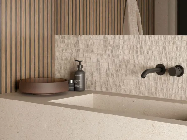 Baño con azulejos efecto piedra en tonos cálidos, colección Somport de Durstone