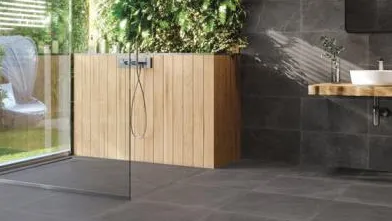 Baño con azulejos efecto piedra en tonos neutros, colección Statale de Cifre