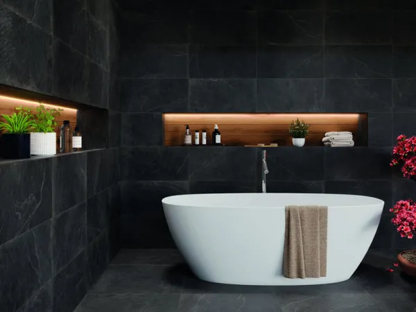 Baño con azulejos efecto piedra en tonos fríos, colección Statale de Cifre