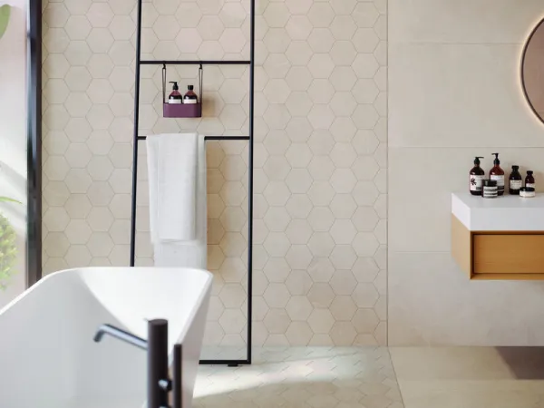 Baño con azulejos efecto piedra en tonos cálidos, colección Statale de Cifre