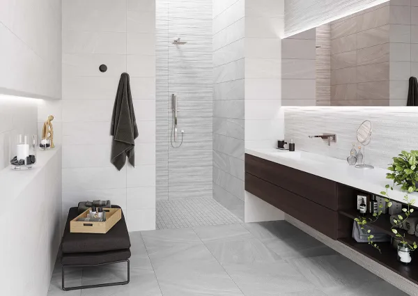Baño con azulejos efecto piedra en tonos neutros, colección Stoneage de Metropol