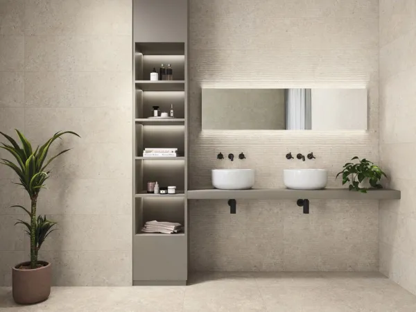 Baño con azulejos efecto piedra, colección Stoneland de Baldocer