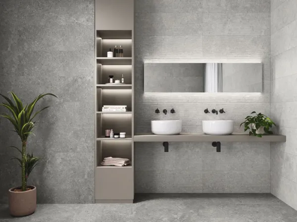 Baño con azulejos efecto piedra en tonos neutros, colección Stoneland de Baldocer
