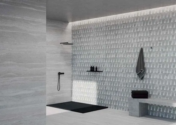 Baño con azulejos efecto piedra en tonos neutros, colección Strata de Ibero Casa Infinita