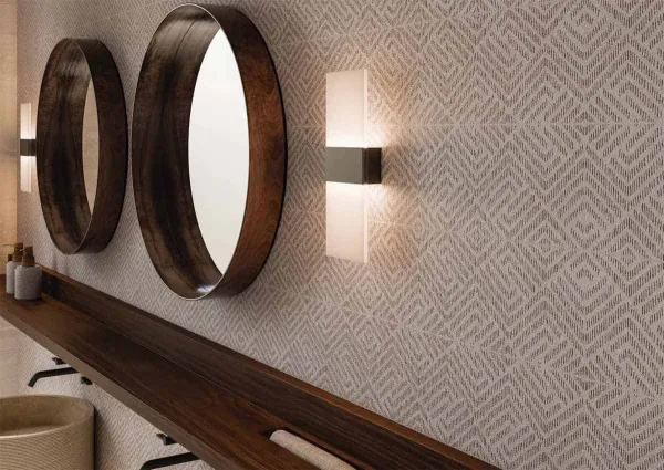 Baño con azulejos efecto piedra en tonos cálidos, colección Strata de Ibero Casa Infinita