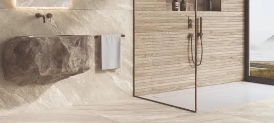 Baño con azulejos efecto piedra en tonos cálidos, colección Strond de Museum