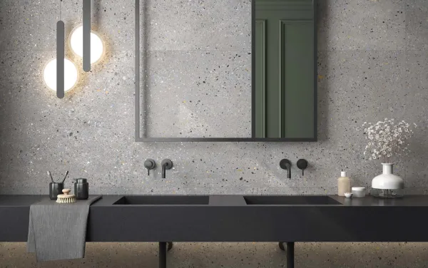 Baño con azulejos efecto piedra en tonos neutros, colección Takara de Colorker