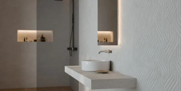 Baño con azulejos efecto piedra en tonos neutros, colección Taran de Metropol