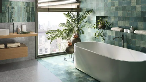 Baño con azulejos efecto piedra en tonos fríos, colección Tennessee de Ape