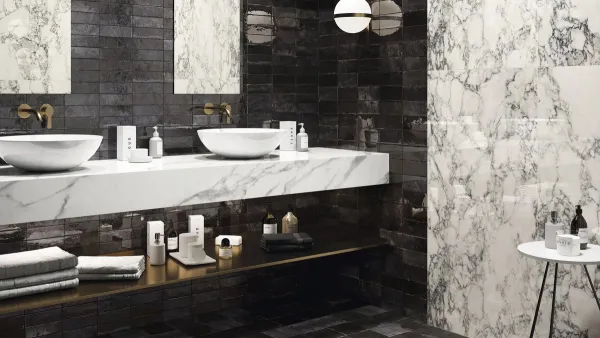 Baño con azulejos efecto piedra en tonos neutros, colección Tennessee de Ape