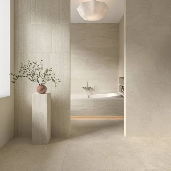 Baño con azulejos efecto piedra en tonos cálidos, colección Tivoli de Aparici