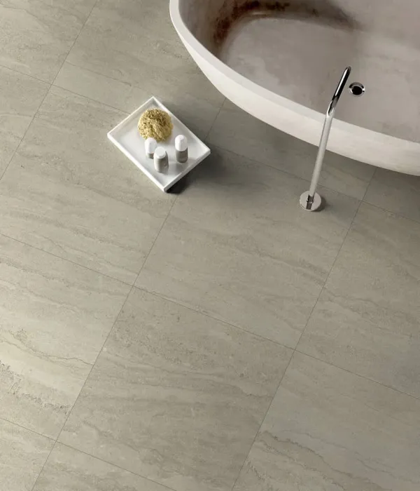 Baño con azulejos efecto piedra en tonos neutros, colección Tivoli de Aparici