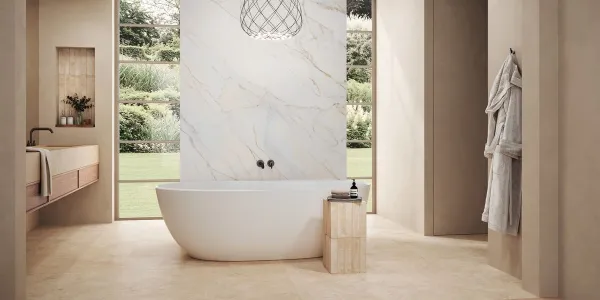 Baño con azulejos efecto piedra en tonos cálidos, colección Tivoli de Marazzi