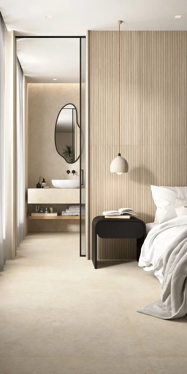 Baño con azulejos efecto piedra en tonos cálidos, colección Tivoli de Marazzi