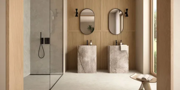 Baño con azulejos efecto piedra en tonos cálidos, colección Tivoli de Marazzi