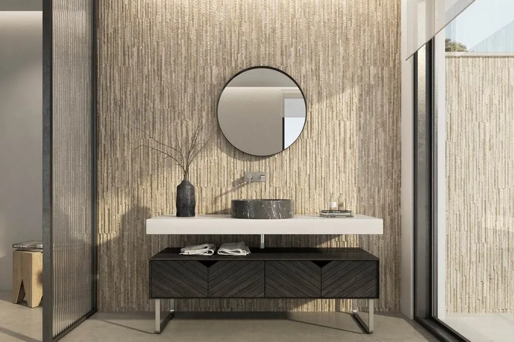 Baño con azulejos efecto piedra en tonos cálidos, colección Topp de Emigres