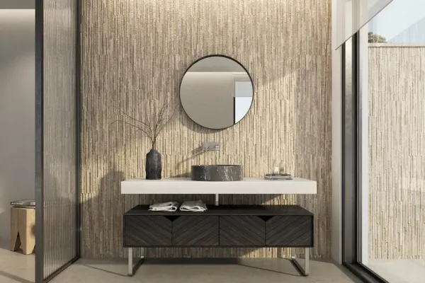 Baño con azulejos efecto piedra en tonos cálidos, colección Topp de Emigres