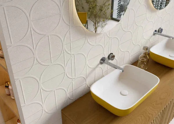 Baño con azulejos efecto piedra en tonos cálidos, colección Túnez de Metropol