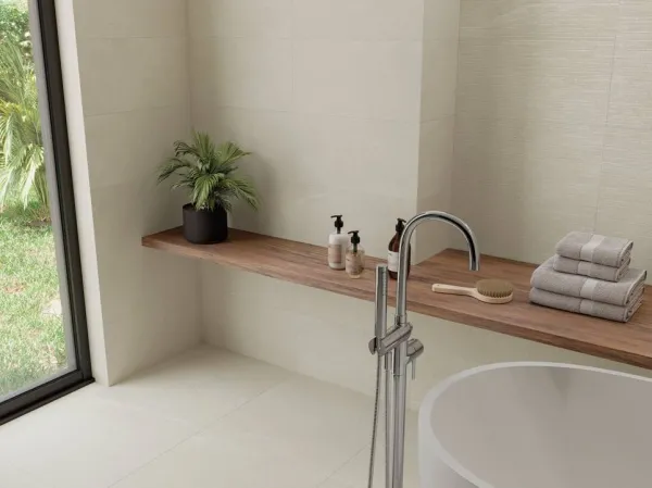 Baño con azulejos efecto piedra, colección Tyndall de Fanal