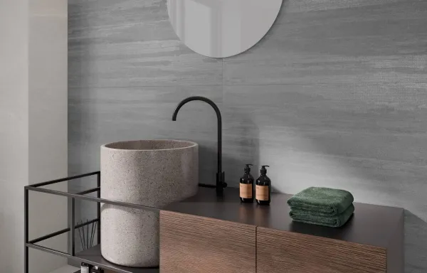 Baño con azulejos efecto piedra en tonos neutros, colección Tyndall de Fanal