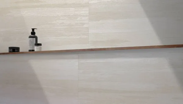 Baño con azulejos efecto piedra, colección Tyndall de Fanal