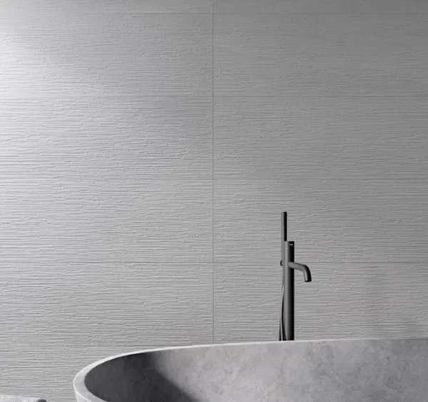 Baño con azulejos efecto piedra en tonos neutros, colección Tyndall de Fanal
