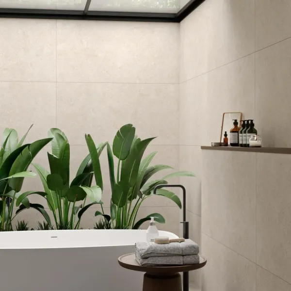 Baño con azulejos efecto piedra en tonos cálidos, colección Ulisse de STN