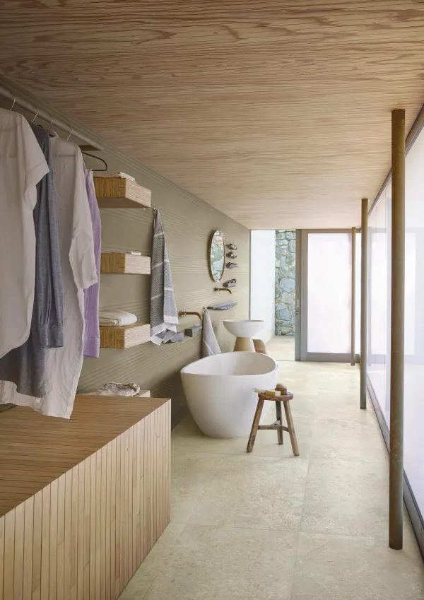 Baño con azulejos efecto piedra en tonos cálidos, colección Uniche de Marazzi