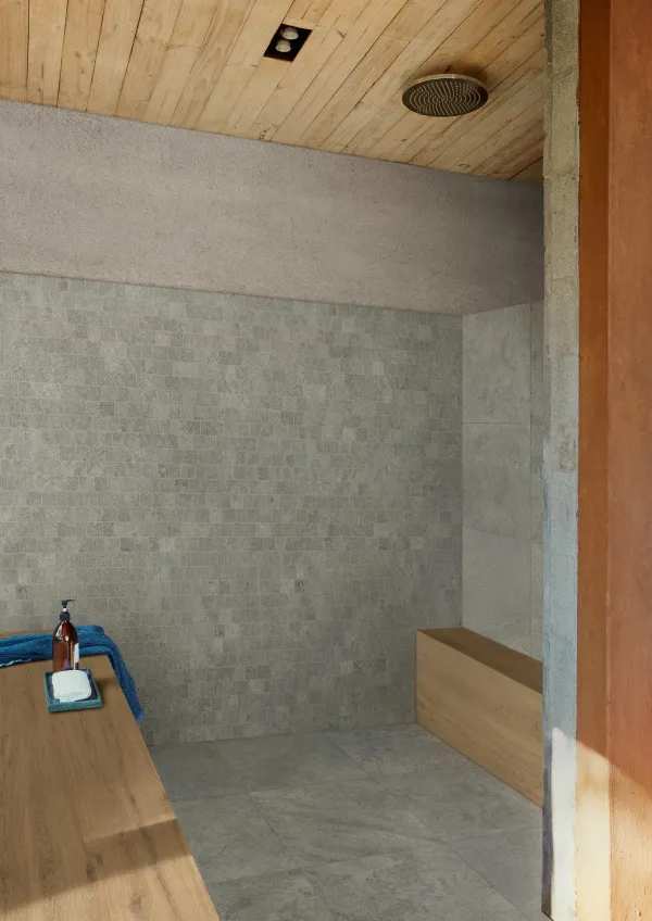 Baño con azulejos efecto piedra, colección Uniche de Marazzi