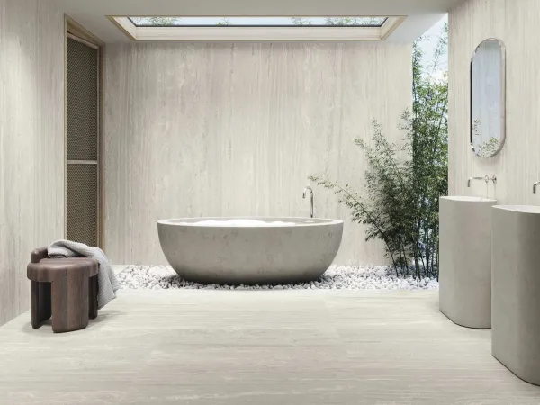 Baño con azulejos efecto piedra en tonos neutros, colección Venice de Baldocer
