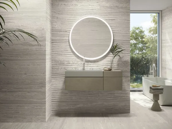 Baño con azulejos efecto piedra en tonos neutros, colección Venice de Baldocer