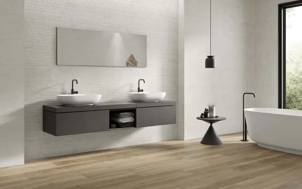 Baño con azulejos efecto piedra en tonos neutros, colección Verona de Colorker