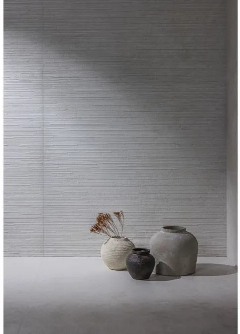 Baño con azulejos efecto piedra en tonos neutros, colección Versa de Peronda