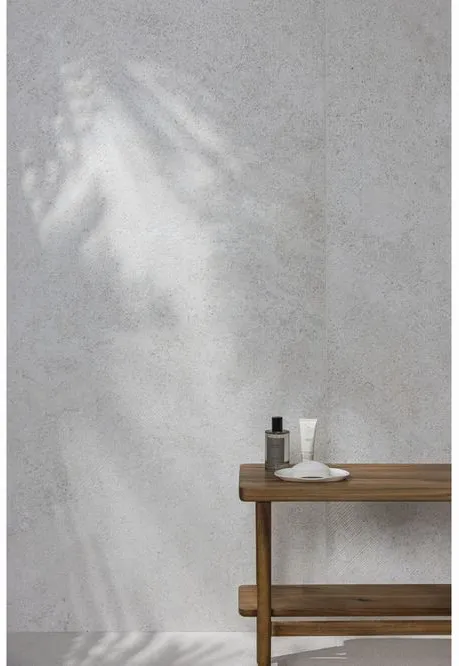 Baño con azulejos efecto piedra en tonos neutros, colección Versa de Peronda
