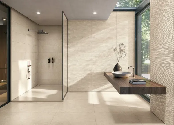Baño con azulejos efecto piedra en tonos cálidos, colección Versa de Peronda
