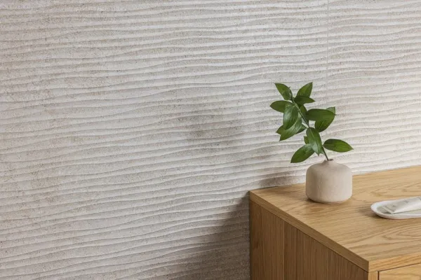 Baño con azulejos efecto piedra en tonos cálidos, colección Versa wall de Peronda
