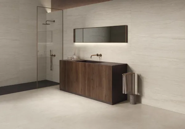 Baño con azulejos efecto piedra en tonos cálidos, colección Westone - eastone de Argenta