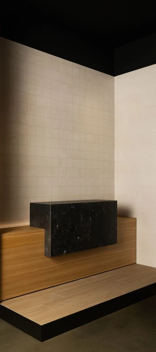 Baño con azulejos efecto piedra en tonos cálidos, colección Zenith de Argenta