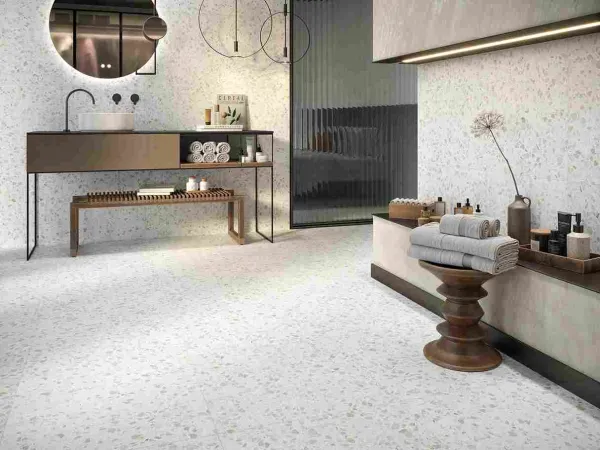 Baño con azulejos en tonos neutros