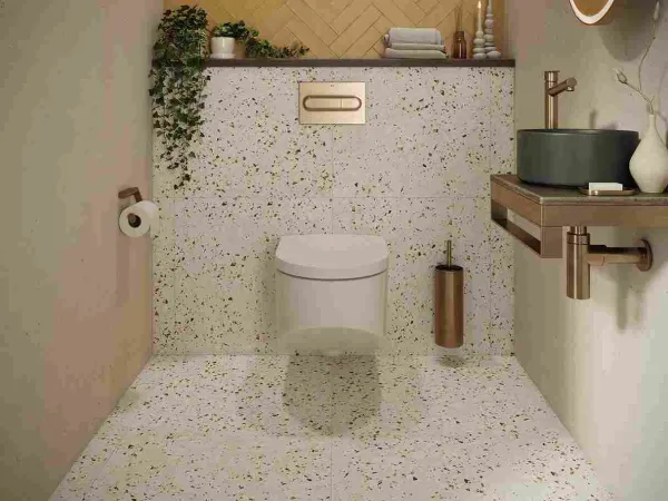 Baño con azulejos en tonos cálidos