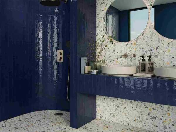 Baño con azulejos en tonos fríos