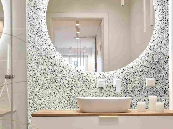 Baño con azulejos en tonos neutros