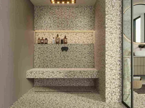 Baño con azulejos en tonos cálidos
