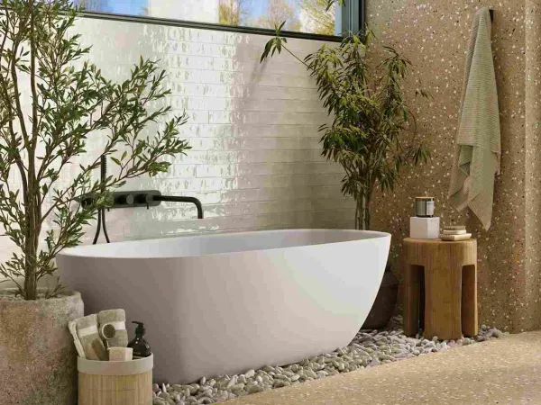 Baño con azulejos en tonos cálidos