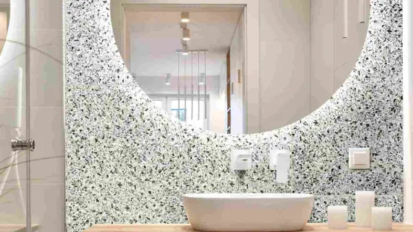 Baño con azulejos en tonos neutros