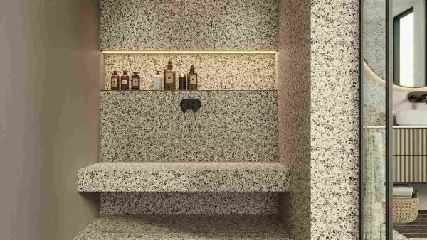 Baño con azulejos en tonos cálidos